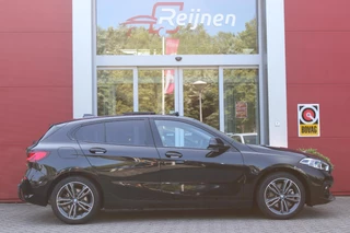 BMW 1 Serie BMW 1-serie 118i 140PK AUTOMAAT EXECUTIVE EDITION | PANORAMISCH SCHUIF/KANTELKDAK | AFNEEMBARE TREKHAAK | DRAADLOZE TELEFOONLADER | DRAADLOZE APPLE CARPLAY/ANDROID AUTO | NAVIGATIE | ACHTERUITRIJ CAMERA | PARKEERSENSOREN VOOR EN ACHTER | CRUISE CONTROL | FULL LED KOPLAMPEN | CLIMATE CONTROL | ALL SEASON BANDEN | 17