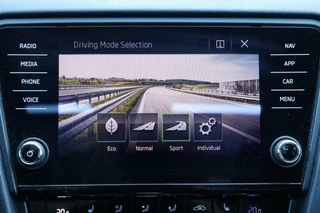 Škoda Octavia Skoda Octavia Combi 2.0 TSI RS / 230PK! / DSG / Pano / Canton / Camera / Trekhaak / 18