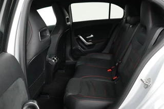 Mercedes-Benz A-Klasse Mercedes-Benz A-klasse 250e AMG Night | Stoelverwarming | Carplay |  Widescreen | Sfeerverlichting | Camera | Leder/Alcantara | Navigatie | Full LED - afbeelding nr 6