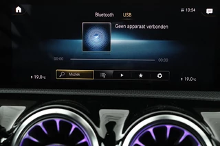 Mercedes-Benz A-Klasse Mercedes-Benz A-klasse 200 AMG | Panoramadak | Carplay |  Stoelverwarming | Keyless | Leder/Alcantara | Camera | Sfeerverlichting | Widescreen | Full LED - afbeelding nr 13