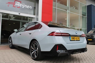 BMW 5 Serie BMW 5-serie 530e M-SPORT PRO 300PK (nieuw model) | PANORAMA DAK | M-SPORT PAKKET | M-SPORT AERODYNAMICA |  M-SPORT NAPPALEDEREN STUURWIEL MET SPORTBOOST FUNCTIE | BMW SHADOWLINE ADAPTIEVE LED KOPLAMPEN | ELEKTRISCH BEDIENBARE ACHTERKLEP |  BMW INDIVIDIUAL HIGH GLOSS EXTERIEUR RAAMLIJST AFWERKING | BMW LIVE COCKPIT PROFESSIONAL | ELEKTRISCH VERSTELBARE VOORSTOELEN MET VENTILATIE / VERWARMING EN GEHEUGEN OP DE BESTUURDERSSTOEL |  ACHTERBANKVERWARMING | 4-ZONE CLIMATE CONTROL | DONKER GETINTE ACHTERRUITEN | DONKERE HEMELBEKLEDING | DRIVE ASSISTANT | HARMAN KARDON Hi-Fi GELUIDSSYSTEEM| DRAARLOZE TELEFOONLADER | DRAADLOOOS APPLE CARPLAY / ANDROID AUTO | KLASSE 3 ALARM | COMFORT ACCESS | 20