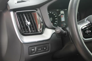 Volvo XC60 Volvo XC60 T6 Recharge AWD R-Design | Panoramadak | Parkeercamera | HUD | Pilot Assist | BLIS | Stoelverwarming | Trekhaak | Glossy Black | Keyless - afbeelding nr 28