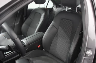 Mercedes-Benz A-Klasse Mercedes-Benz A-klasse 200 Automaat Progressive | Sfeerverlichting | Navigatie | Climate control | Camera | Parkeer sensoren | Half Lederen Bekleding | Led  | Cruise Control | LMV Velgen - afbeelding nr 11