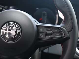 Alfa Romeo Giulia Alfa Romeo Giulia 2.0 Turbo 280 PK Competizione Q4 AWD | Harman | Veloce | 19