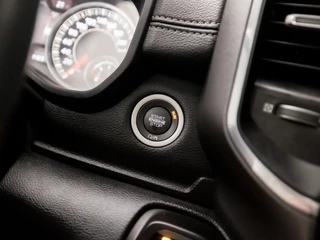 Dodge Ram 1500 Dodge Ram 1500 5.7 V8 4x4 Crew Cab Laramie 402Pk Automaat (PANORAMADAK, LUCHTVERING, GROOT NAVI, STOELKOELING, MEMORY SEATS, HARMAN/KARDON, TREKHAAK, STOELVERWARMING ACHTER, APPLE CARPLAY, NIEUWSTAAT) - afbeelding nr 25