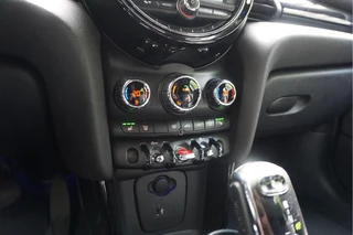 MINI Cooper MINI Cooper Mini 1.5 Pepper | NL AUTO | HUD | Sportinterieur (leer/ stof/ stoelverwarming) | Apple Carplay | Sfeerverlichting | 17inch | LED pakket | Keyless GO/ ENTRY | DUAL ZONE CLIMATE | Bonnet Stripes | Zwart dak | Front- achterspoiler - afbeelding nr 14