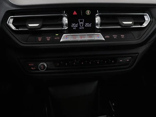 BMW 1 Serie BMW 1-serie 118i Intro Ed. | Carplay | Full LED | Sportstoelen  | Navigatie | Climate control | Bleutooth | PDC | Trekhaak | Sfeerverlichting - afbeelding nr 28