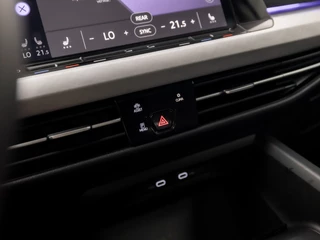Volkswagen Golf Volkswagen Golf Variant 1.0 TSI Luxury Sport (APPLE CARPLAY, GROOT NAVI, SFEERVERLICHTING, STUUR/STOELVERWARMING, SPORTSTOELEN, KEYLESS, PARKEERSENSOREN, NIEUWSTAAT) - afbeelding nr 26