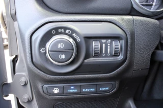 Jeep Wrangler Jeep Wrangler 4XE 380 SAHARA / Plug In Hybrid / My Sky open dak / Trekhaak - afbeelding nr 31