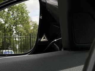 BMW 5 Serie BMW 5-serie 528xi High Executive, NL AUTO, NAP, PANO, NAVI, CRUISE, ECC-AIRCO, HUD, DODEHOEK, COMFORT STOELEN, CAMERA, LICHTMETAAL 17
