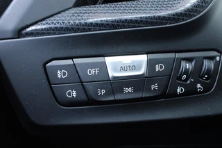 BMW 1 Serie BMW 1-serie 118i 140PK AUTOMAAT EXECUTIVE EDITION | PANORAMISCH SCHUIF/KANTELKDAK | AFNEEMBARE TREKHAAK | DRAADLOZE TELEFOONLADER | DRAADLOZE APPLE CARPLAY/ANDROID AUTO | NAVIGATIE | ACHTERUITRIJ CAMERA | PARKEERSENSOREN VOOR EN ACHTER | CRUISE CONTROL | FULL LED KOPLAMPEN | CLIMATE CONTROL | ALL SEASON BANDEN | 17