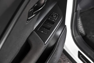 Toyota C-HR Toyota C-HR 2.0 Hybrid 200 Dynamic | Dig. Cockpit | Adapt. Cruise | Stoel-+Stuurverw. | PDC | Camera | NAV + App. Connect | ECC | LM 18