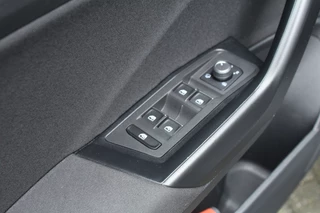 Volkswagen T-Roc Clima Cruise Navi Carplay Camera 17