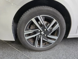 Peugeot 208 Peugeot 208 1.2 PureTech Allure Navi Clima Cruise LED 16