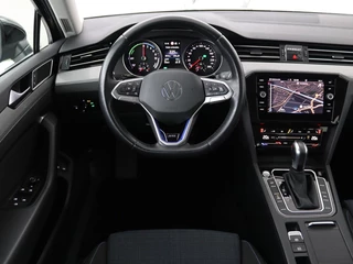 Volkswagen Passat Volkswagen Passat 1.4 TSI PHEV GTE | Stoelverwarming | Camera |  Adaptive cruise | Matrix LED | Massage | Carplay | Navigatie | Side Assist - afbeelding nr 3