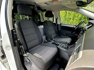 Volkswagen Touran Volkswagen Touran 2.0 TDI SCR EURO 6, HONDENAUTO, FACELIFT, NAVI, CRUISE, ECC-AIRCO, PARKEERSENSOREN, LICHTMETAAL 16
