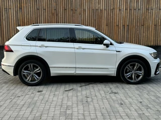 Volkswagen Tiguan Volkswagen Tiguan 1.5 TSI Highline R-line | Panoramadak | Head-up Display | Stoelverwarming | R-stuur | LED adaptief | Grootscherm navigatie | Side assist | Keyless | Achteruitrijcamera | Parkeersensoren voor en achter - afbeelding nr 32