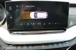 Škoda Octavia Skoda Octavia Combi 1.0 TSI Business Edition Plus, Stuur + stoel verwarming, Memory seats, Digitaal dashboard, Elektrische kofferbak, Head up display, Dodehoek detectie, Clima, App connect, Cruise, Navi. - afbeelding nr 40