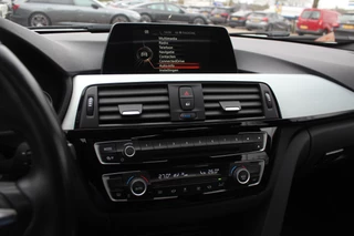 BMW 3 Serie BMW 3 Serie 330e Centennial Exe. M Sport / Schuifdak / Alcantara / 18'' / Navigatie / Parkeerhulp achter / Cruise Control - afbeelding nr 26
