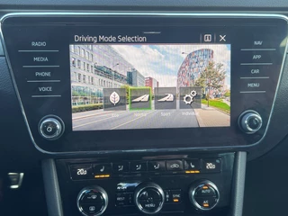 Škoda Superb Navigatie ACC DAB Sportstoelen Elek. Stoel Matrix Beam Stoelverwarming Getint Glas Camera Carplay NL Auto - afbeelding nr 26