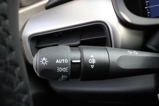 Jeep Avenger Jeep Avenger ALTITUDE 156PK 54 kWh | 3-FASE | ELEKTRISCH BEDIENBARE ACHTERKLEP | ACHTERUITRIJ CAMERA | NAVIGATIE | DRAADLOZE APPLE CARPLAY/ANDROID AUTO | ALL SEASON BANDEN | LICHTMETALEN VELGEN 17