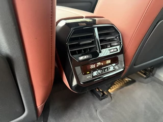 BMW iX BMW iX xDrive40 High Executive 77 kWh SOH 99% Led v+a Auto.inparkeren Pano - afbeelding nr 26