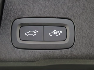 Volvo XC60 Volvo XC60 T8 AWD Plus Dark | Panoramadak | 360° Camera | Dodehoekdetectie - afbeelding nr 35