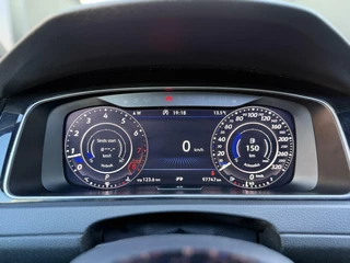 Volkswagen Golf Volkswagen Golf 7.5 R 2.0 TSI 4Motion|AKRA|PANO|DYNAUDIO - afbeelding nr 37