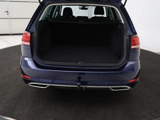 Volkswagen Golf Volkswagen Golf 1.0 TSI Highline | Stoelverwarming | Trekhaak |  Massage | Carplay | Adaptive cruise | Active Info Display | Navigatie | Parkeerhulp | Climate control - afbeelding nr 11