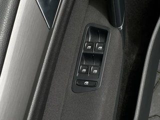 Volkswagen Golf Sportsvan Volkswagen Golf Sportsvan 1.0 TSI Connected Series, NL AUTO, NAP, ECC-AIRCO, NAVI, DODEHOEK, CRUISE, CAMERA, PARKEERSENSOREN, TREKHAAK, LICHTMETAAL 16