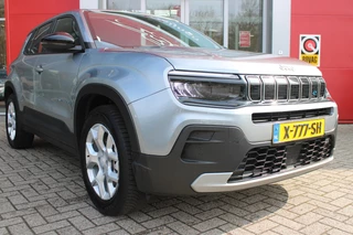 Jeep Avenger Jeep Avenger ALTITUDE 156PK 54 kWh | 3-FASE | ELEKTRISCH BEDIENBARE ACHTERKLEP | ACHTERUITRIJ CAMERA | NAVIGATIE | DRAADLOZE APPLE CARPLAY/ANDROID AUTO | ALL SEASON BANDEN | LICHTMETALEN VELGEN 17