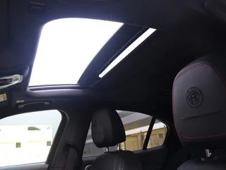 Alfa Romeo Giulia Alfa Romeo Giulia 2.0 Turbo 280 PK Competizione Q4 AWD | Pano | Harman | 19