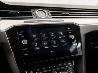 Volkswagen Passat 218Pk Automaat (DIGITAL COCKPIT, APPLE CARPLAY, GROOT NAVI, CAMERA, GETINT GLAS, ALCANTARA, SPORTSTOELEN, ADAPTIVE CRUISE, STOELVERWARMING, LED KOPLAMPEN, KEYLESS, NIEUWSTAAT) - afbeelding nr 25