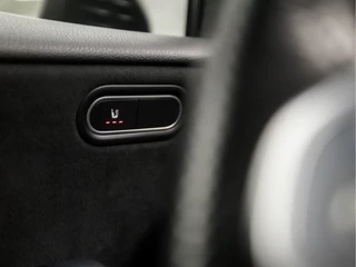 Mercedes-Benz A-Klasse Automaat (APPLE CARPLAY, GROOT NAVI, CAMERA, LEDER/ALCANTARA, DIAMOND GRILL, SPORTSTOELEN, STOELVERWARMING, GETINT GLAS, WIDESCREEN, NIEUWE APK, NIEUWSTAAT) - afbeelding nr 28