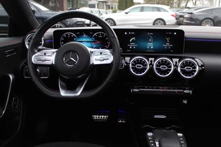 Mercedes-Benz A-Klasse Mercedes-Benz A-Klasse 180 Business Solution AMG / Panoramadak / Camera / Sfeerverlichting / Apple CarPlay / 18'' / DAB / Stoelverwarming / Cruise Control - afbeelding nr 9
