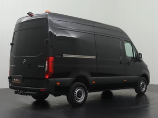 Mercedes-Benz Sprinter Mercedes-Benz Sprinter 319CDi 3.0V6 L2H2 | Led | 3500Kg Trekhaak | Camera | Betimmering | Touchscreen | 3-Persoons - afbeelding nr 2