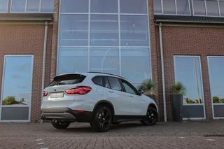 BMW X1 ➡️ BMW X1 sDrive18i F48 Executive | 2e eigenaar | Trekhaak | Sportstuur | DAB | Navi | PDC | Cruise-control | Climate | 140 pk | Automaat | 17 inch | Bluetooth | - afbeelding nr 4