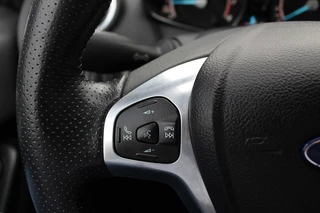 Ford Fiesta Ford Fiesta 1.0 EcoBoost ST Line / Navigatie / Parkeerhulp achter / 17'' / Xenon / DAB / Getint glas / Cruise Control - afbeelding nr 26