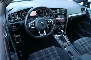 Volkswagen Golf Volkswagen Golf 7.5 GTI DSG / Vol Opties! / 230PK! / DSG / ACC / Pano / Virtual Cockpit / Camera / Navi / 19