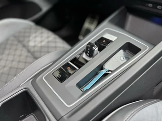 Volkswagen Golf Volkswagen Golf 1.5 eTSI R-Line Automaat | Panoramadak | LED | Black Style | Harman/Kardon HiFi | Achteruitrijcamera | Sfeerverlichting | Trekhaak afneembaar | Adaptieve cruise control | Parkeersensoren voor en achter - afbeelding nr 58