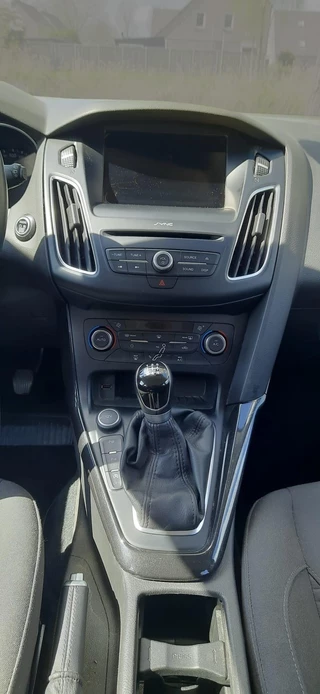 Ford Focus Ford Focus Wagon 1.0 Ecoboost Titanium 100pk Trekhaak | Voorruit Verwarming | Climate control | Navigatie | 17 inch velgen - afbeelding nr 9