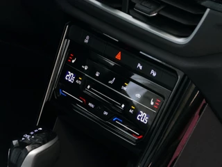 Volkswagen T-Roc Volkswagen T-Roc 1.5 TSI 150PK R-LINE EVO IQ LIGHT ALCANTARA ELEK.KLEP CARPLAY STOEL/STUUR VERW. 18