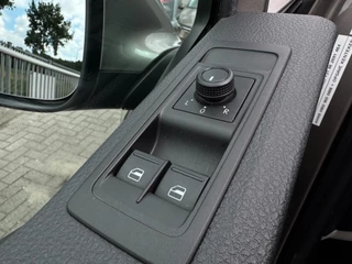 Volkswagen Transporter Volkswagen Transporter 2.0 TDI L1H2 Highline 204PK / 70YEARS EDITION / TREKH. / BEAR-LOCK / LEDER / VOORRUITVERW. / CAMERA / NAVI - afbeelding nr 12