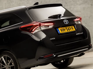 Toyota Auris Toyota Auris Touring Sports 1.8 Hybrid Sport Automaat (PANORAMADAK, NAVIGATIE, LEDER, STOELVERWARMING, CAMERA, SPORTSTOELEN, KEYLESS, LED KOPLAMPEN, NIEUWE APK, NIEUWSTAAT) - afbeelding nr 14