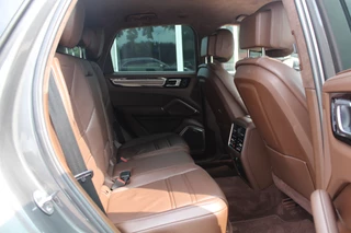 Porsche Cayenne Porsche Cayenne 3.0 E-Hybrid / Trekhaak / 360Camera / Burmester / Sportdesign / Sportchrono / Softclose / 21'' / Luchtvering / Keyless / Stuurverwarming / Matrix LED / DAB - afbeelding nr 12