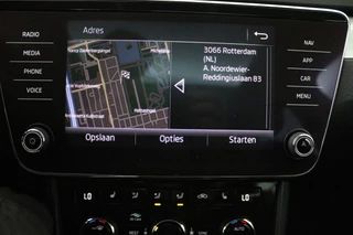 Škoda Superb Skoda Superb Combi 1.5 TSI ACT Ambition Business (PANORAMADAK, STOELVERWARMING, TREKHAAK, ELEKTR STOELEN, NAVIGATIE, NL-AUTO) - afbeelding nr 17