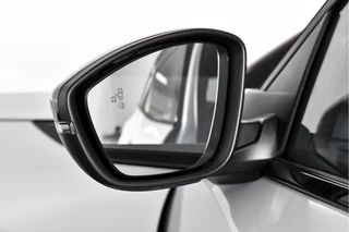 Peugeot 2008 Peugeot 2008 1.2 PureTech 130 PK GT - Automaat | Dig. Cockpit | Adapt. Cruise | Elek. stoel | Stoelverw. | PDC | Camera | NAV + App. Connect | ECC | LM 17