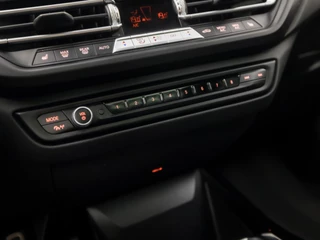 BMW 1 Serie Automaat (PANORAMADAK, M PAKKET, APPLE CARPLAY, GROOT NAVI, STOELVERWARMING, LEDEREN SPORTSTOELEN, CAMERA, GETINT GLAS, M SPORT BESTURING, SFEERVERLICHTING, NIEUWE APK, NIEUWSTAAT) - afbeelding nr 27